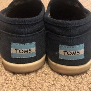 TOMS size 4Y